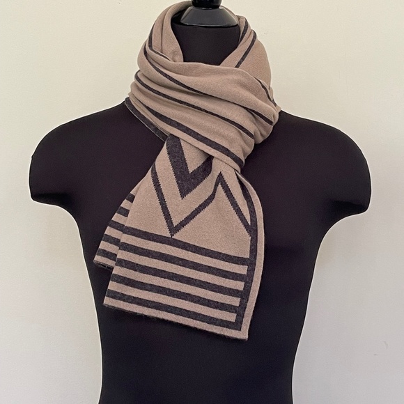 New Louis Vuitton Beige Cashmere Reversible Scarf - Picture 2 of 10